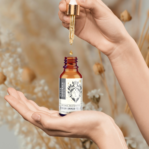 Serum immortelle hands and dropper