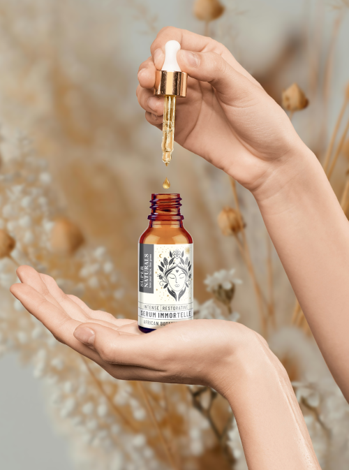 Serum immortelle hands and dropper